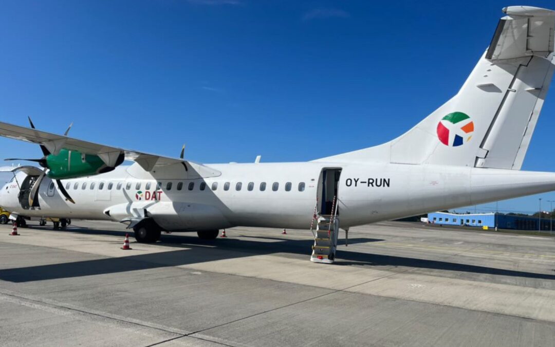 Auf dem Platz stehendes Flugzeug