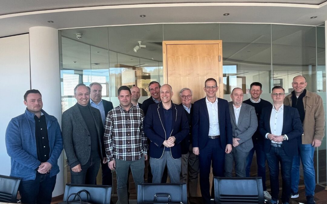 Gruppenfoto vor einer Glasfront