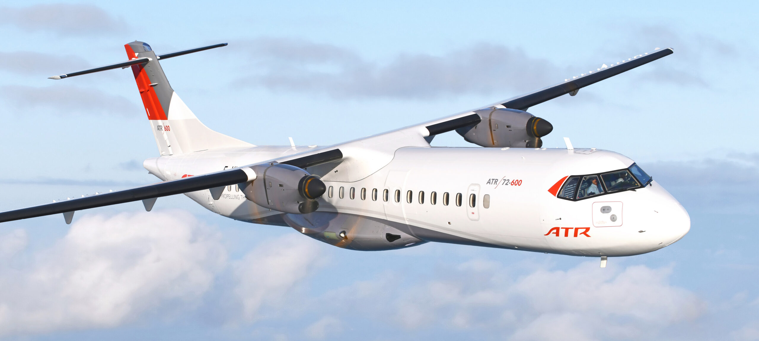 skyhub-PAD_Foto_ATR72-600_1080x864px_150ppi Die Flugzeug-Maschine ATR 72-600 in der Luft