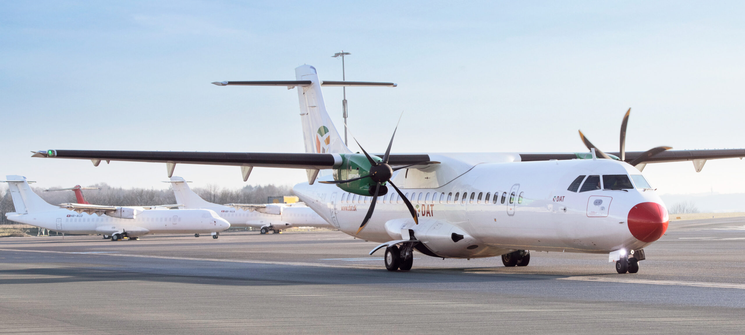 skyhub-PAD_Foto_DAT-Flotte_1080x864px_150ppi Anreihung von mehreren Flugzeugen auf dem Flughafengelände