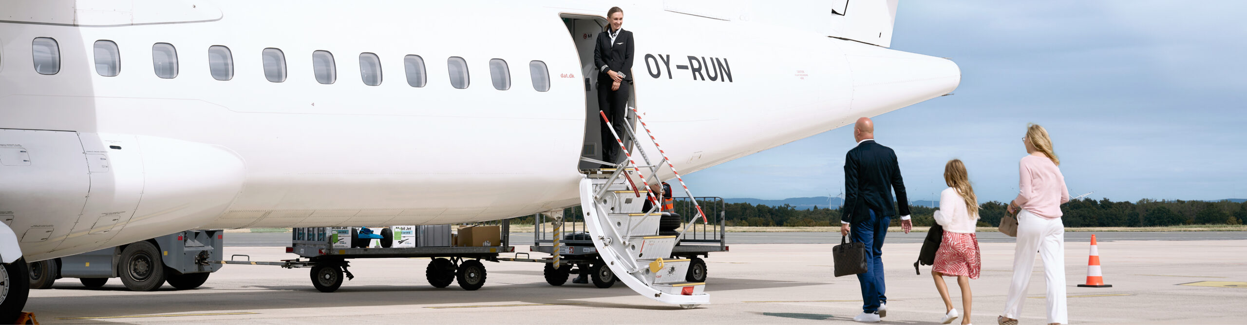 skyhub-PAD_Header_Fliegen-mit-skyhub-PAD_1920x500px_150ppi Mehrere Personen stehen in der Schlange beim Terminal