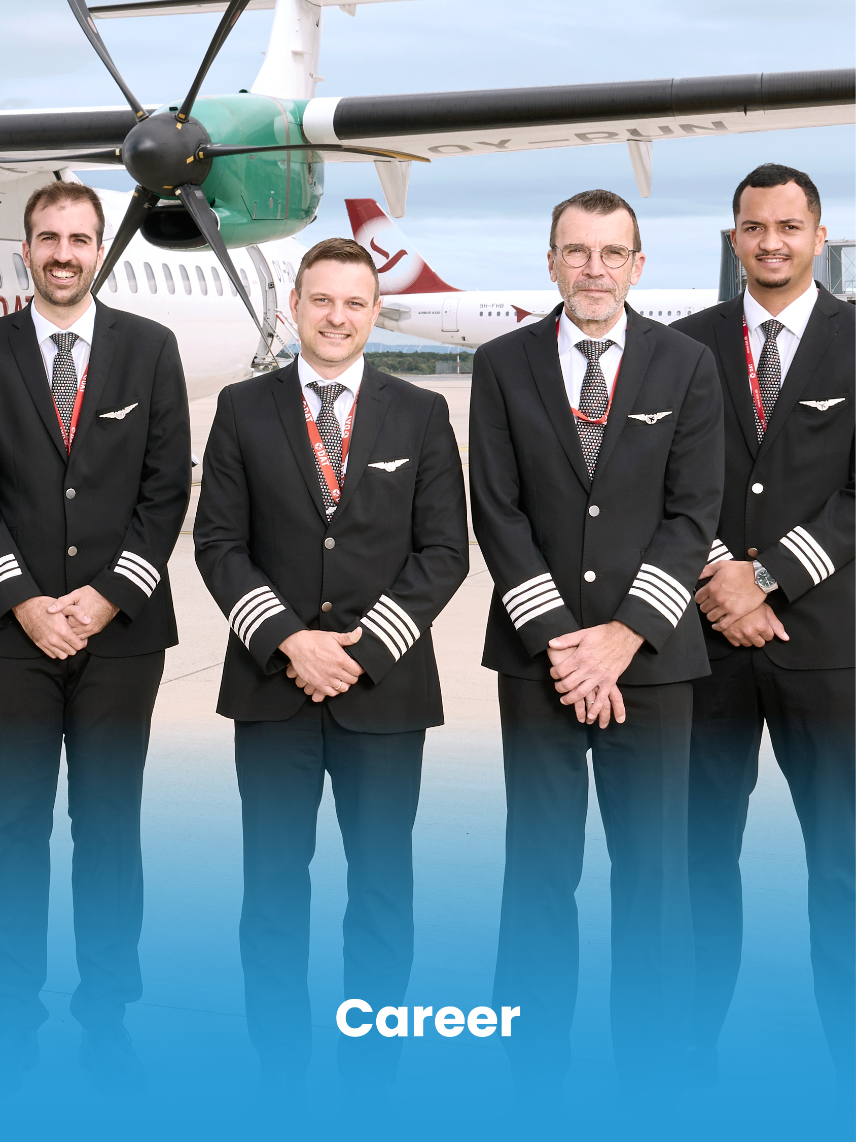 3 Personen mit Koffern auf dem Weg zum Flugzeug