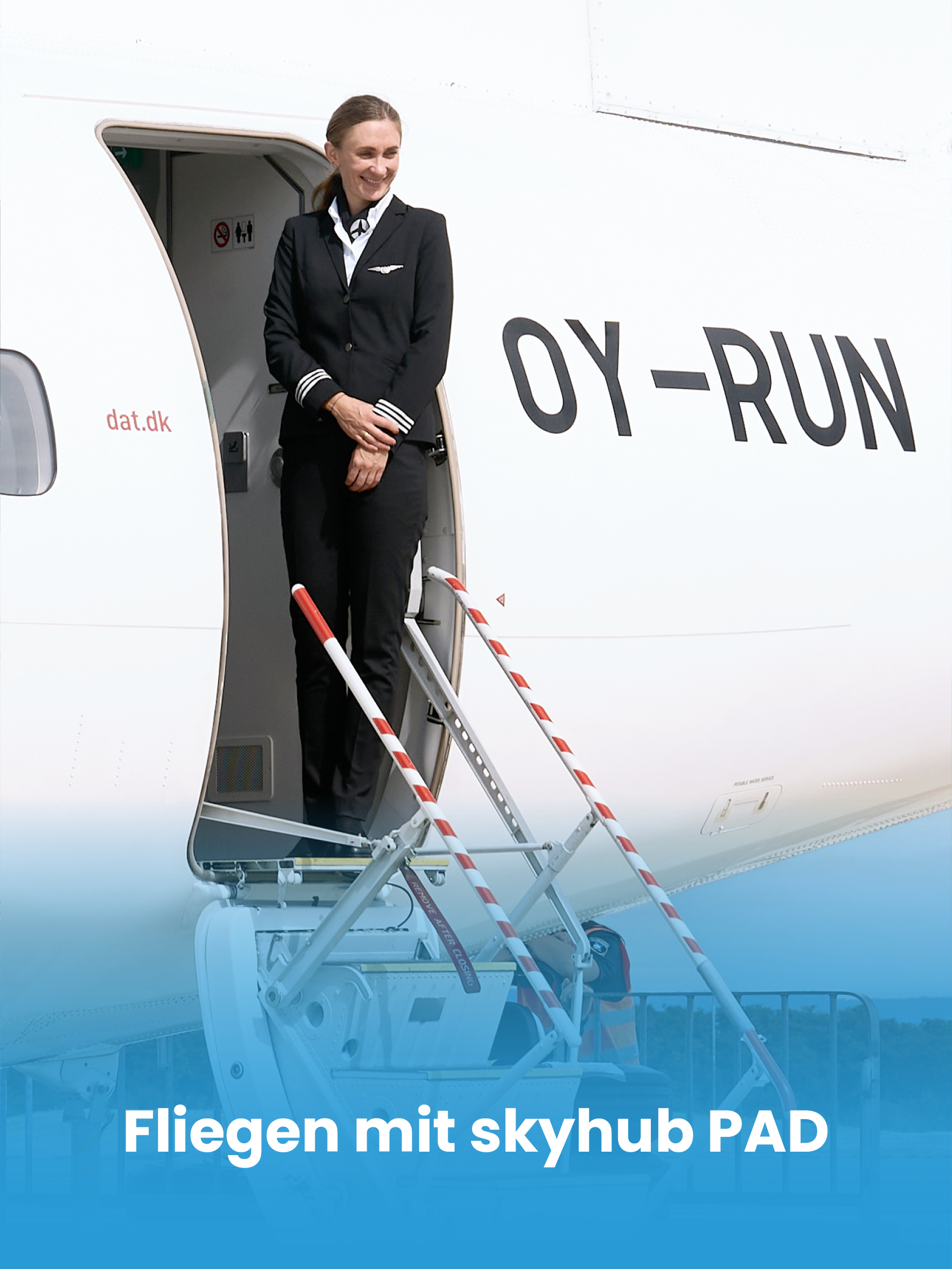 skyhub-PAD_Link_Fliegen-mit-skyhub-PAD_810x1080px_150ppi Mann mit Koffer wird beim Check-In von 2 Personen bedient