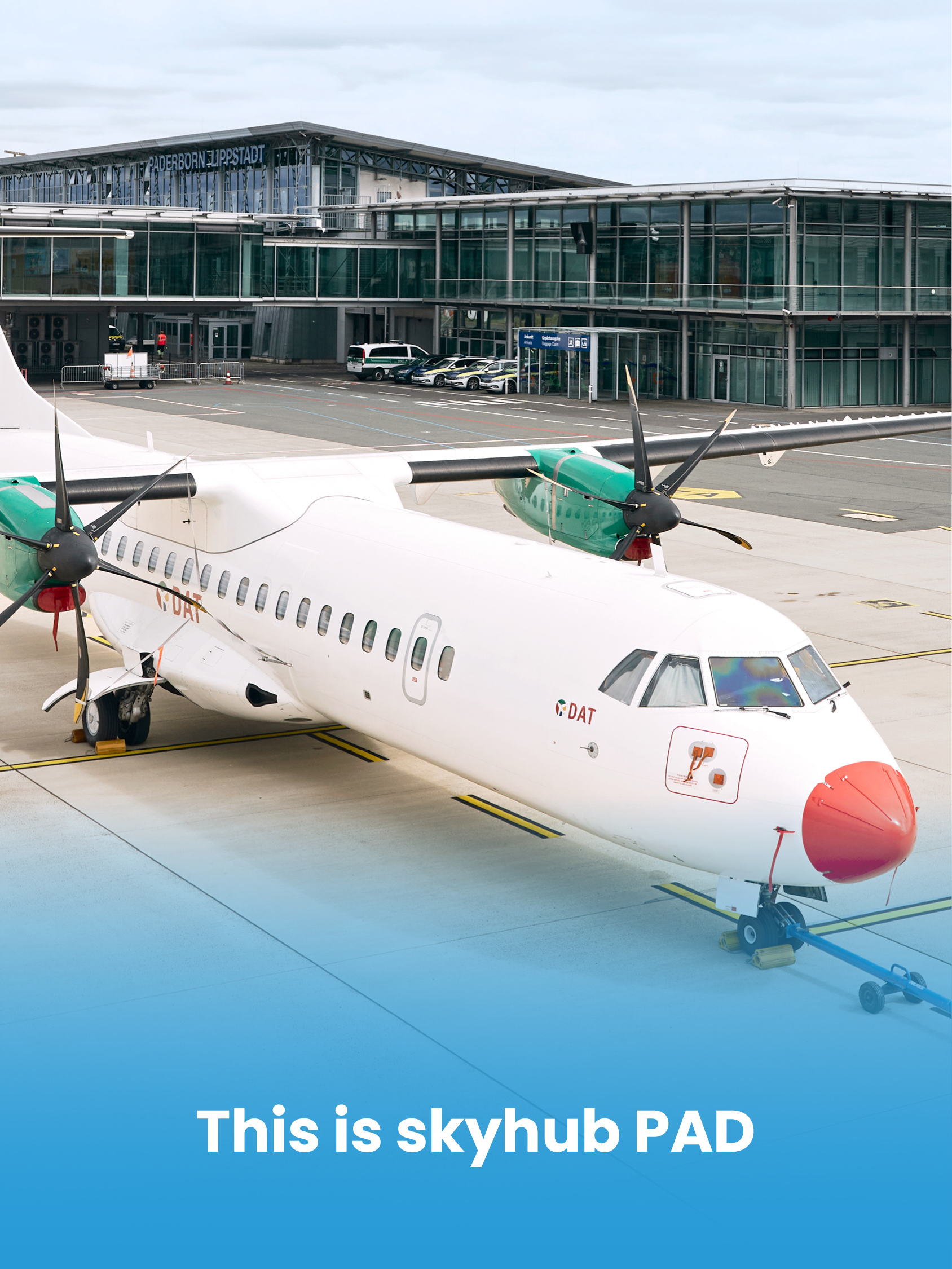 Großes Flugzeug steht vor dem Flughafen