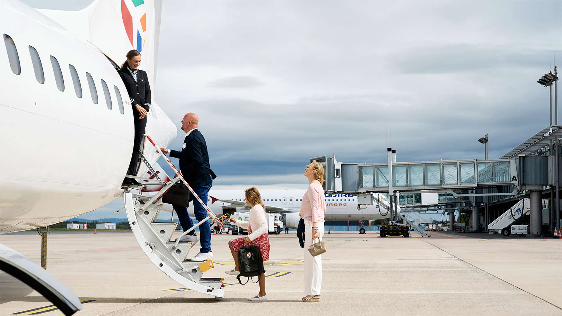 skyhub PAD_PM_Sommer 2026_1920x1080px Gruppenfoto von mehreren Gesellschaftern