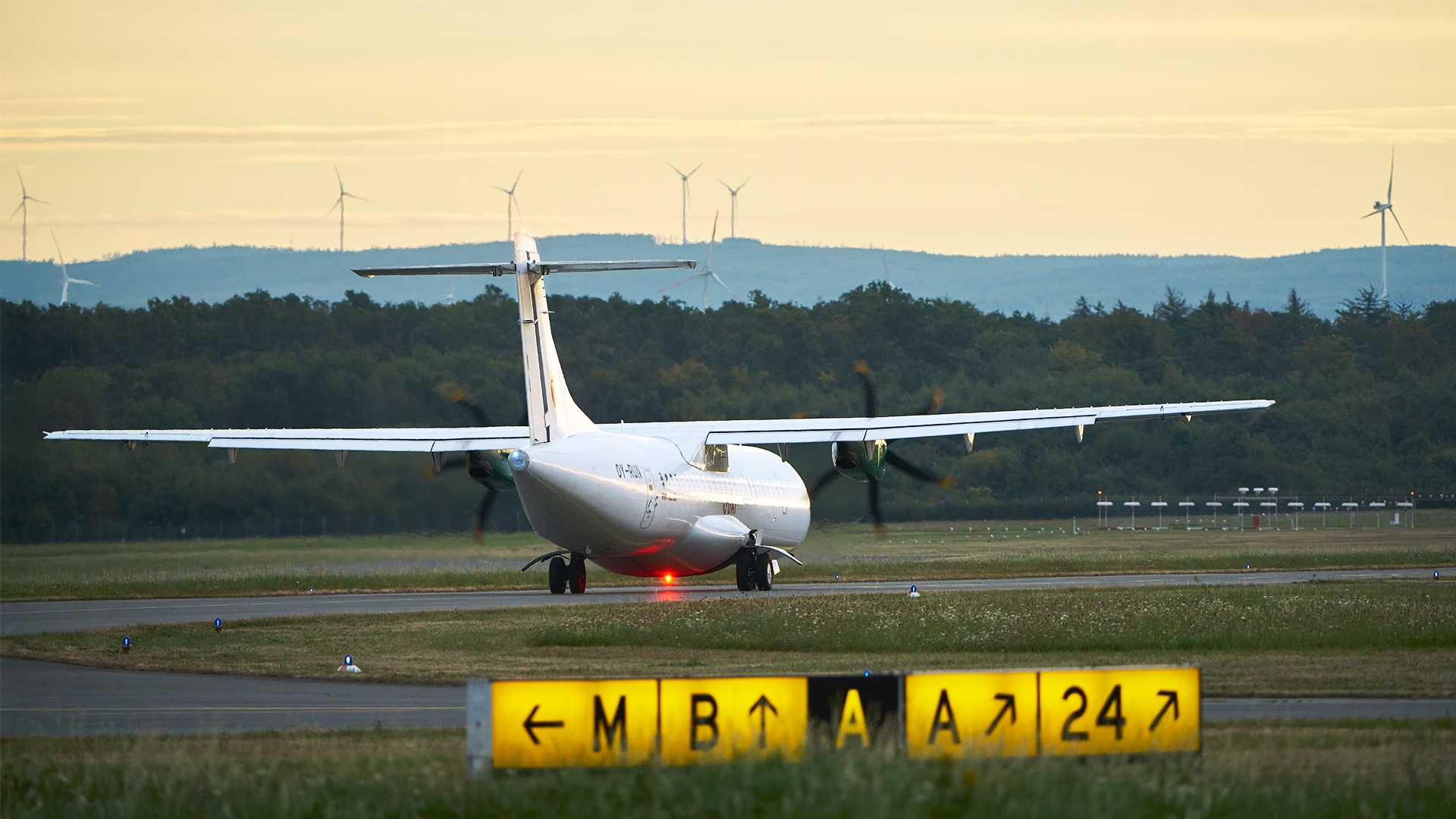 skyhubPAD_NEWS_KommOff-01_1920x1080px_V01 Gruppenfoto von mehreren Gesellschaftern