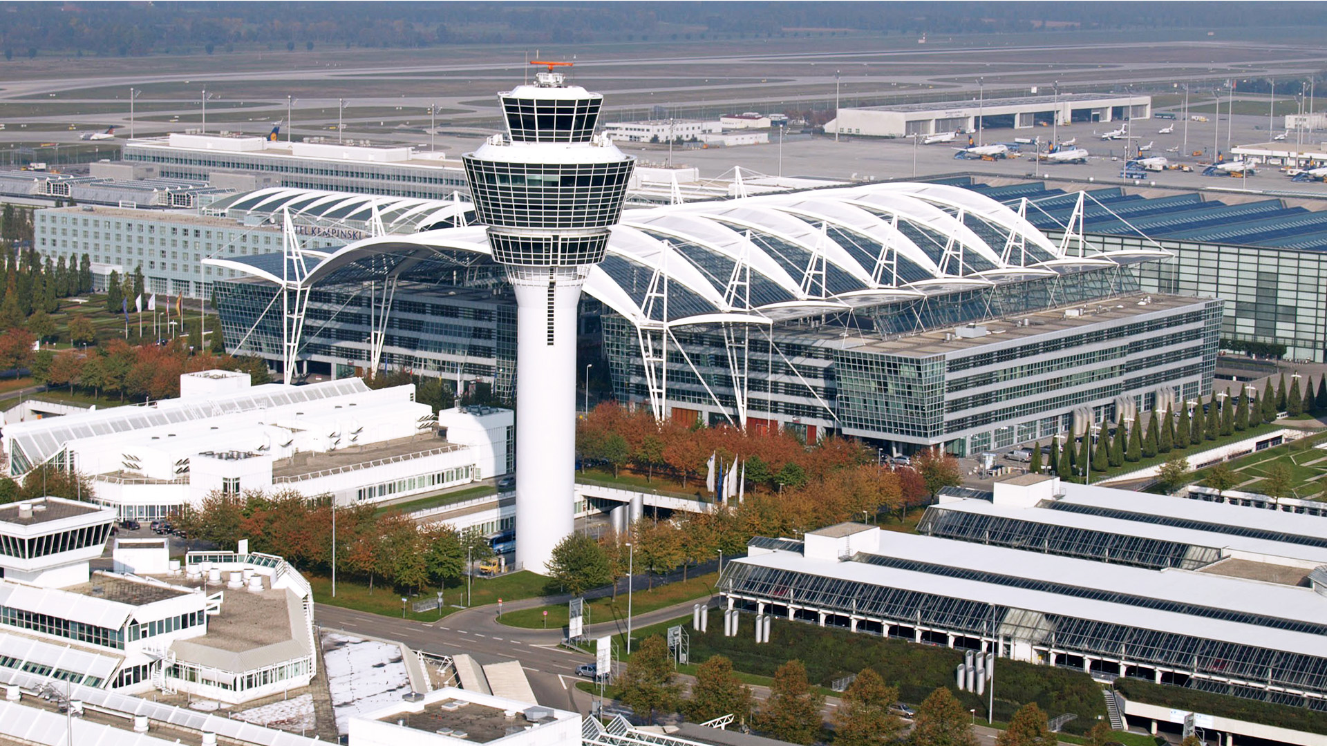 skyhubPAD_Des-FlughafenMUC_1920x1080px_V101 Flughafen München mit dem großen Flugverkehrskontrollturm daneben