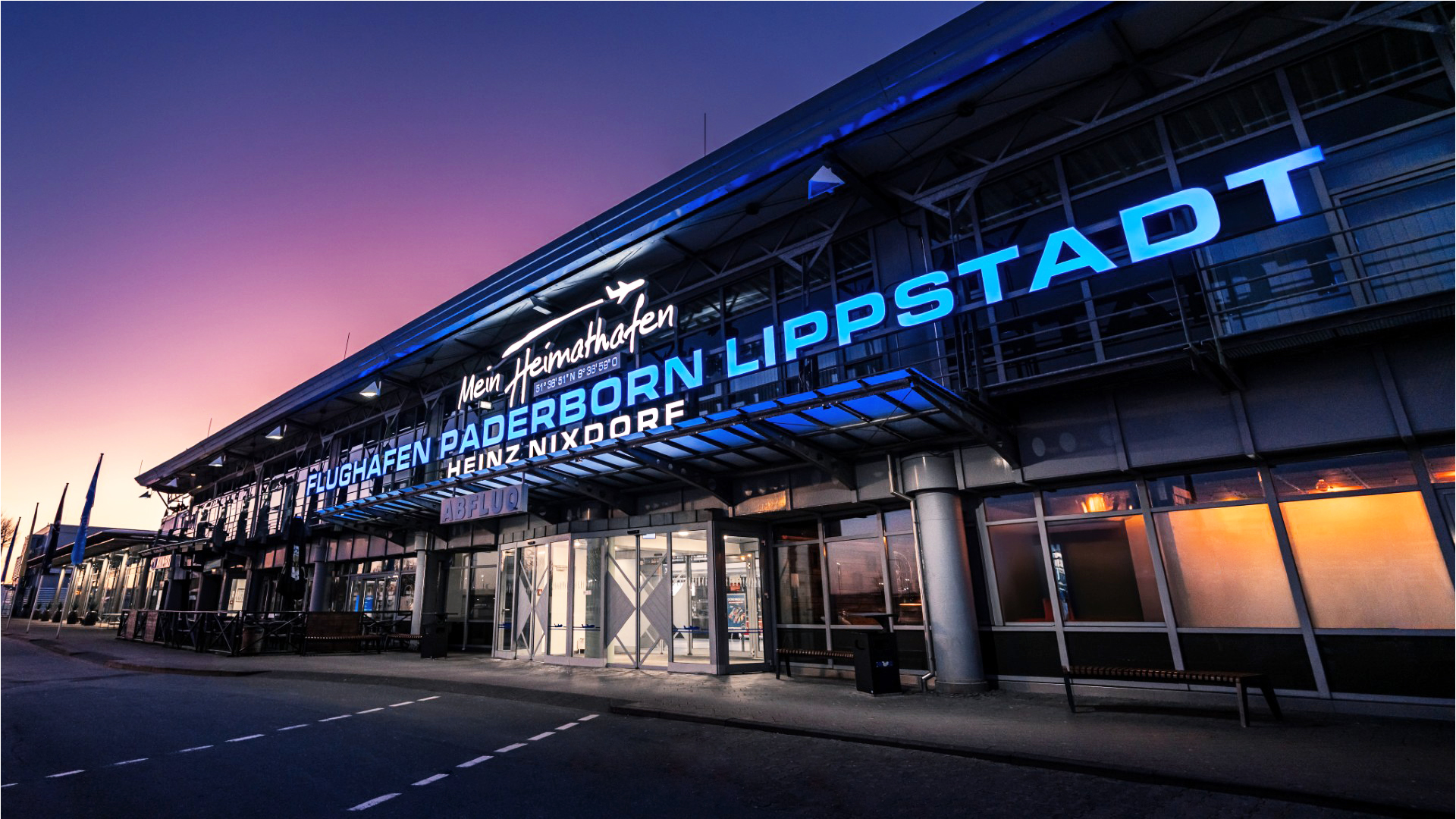 skyhubPAD_Des-FlughafenPAD_1920x1080px_V101 Flughafen Paderborn mit blauem, bewölktem Himmel