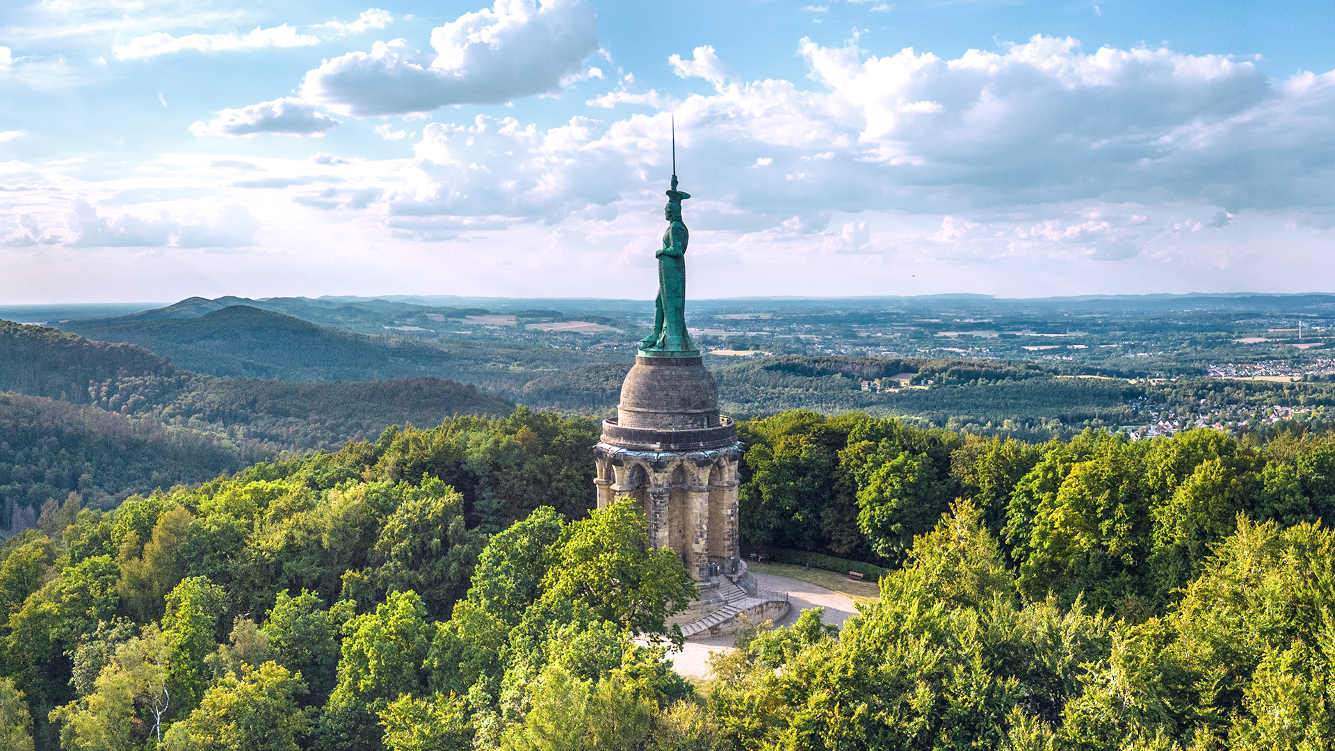skyhubPAD_Des-OWL_1920x1080px_V101 Das Wahrzeichen von OWL in mitten eines Waldes