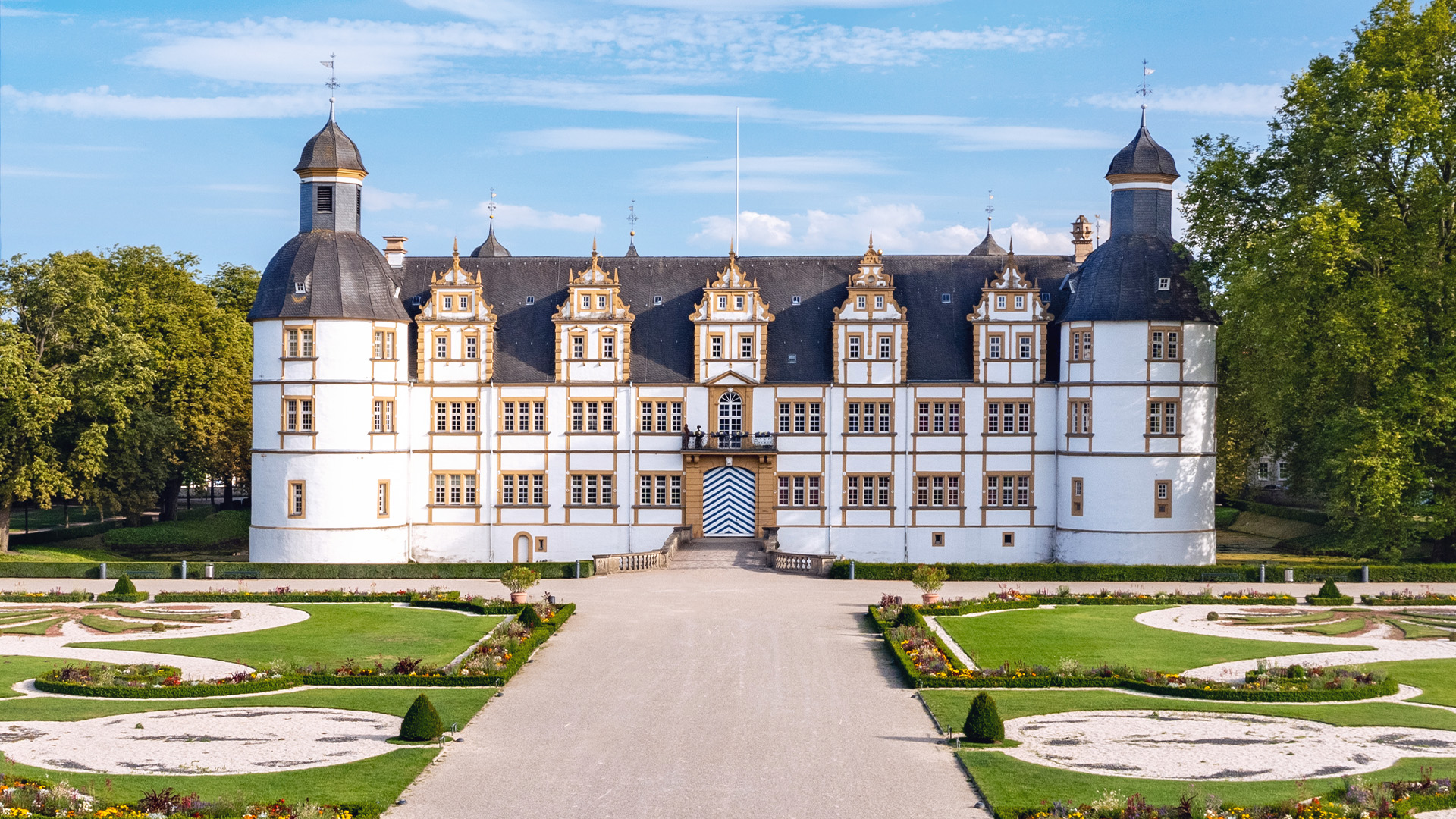 skyhubPAD_Des-Paderborn_1920x1080px_V101 Schloss mit zwei großen Türmen und einem schönem Vorgarten
